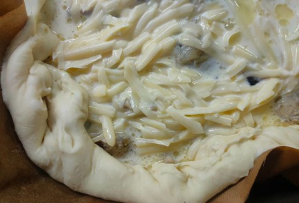 Фото шага рецепта Лоранский пирог на слоеном тесте с курицей и грибами 189265 шаг 20  