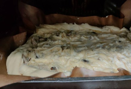 Фото шага рецепта Лоранский пирог на слоеном тесте с курицей и грибами 189265 шаг 21  