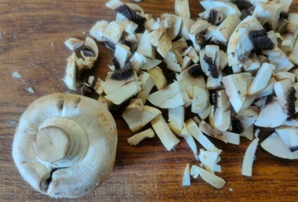 Фото шага рецепта Лоранский пирог на слоеном тесте с курицей и грибами 189265 шаг 5  