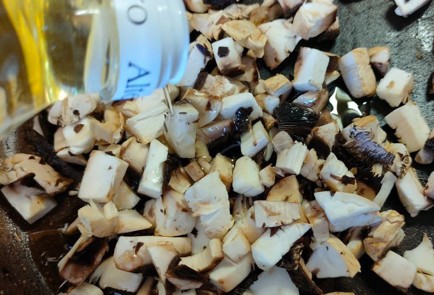 Фото шага рецепта Лоранский пирог на слоеном тесте с курицей и грибами 189265 шаг 6  