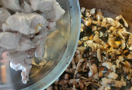 Фото шага рецепта Лоранский пирог на слоеном тесте с курицей и грибами 189265 шаг 9  