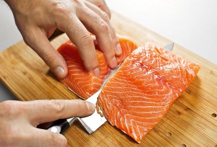 Фото шага рецепта Лосось в кунжуте на подушке из цукини 30209 шаг 1  