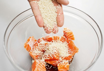 Фото шага рецепта Лосось в кунжуте на подушке из цукини 30209 шаг 2  