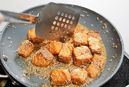 Фото шага рецепта Лосось в кунжуте на подушке из цукини 30209 шаг 3  