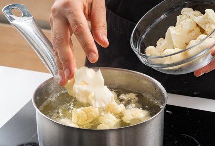 Фото шага рецепта Лосось сувид с пюре из цветной капусты и картофеля 187087 шаг 4  