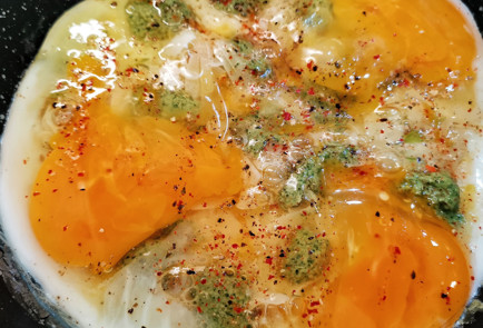 Фото шага рецепта Луковая яичница с соусом песто 151967 шаг 11  