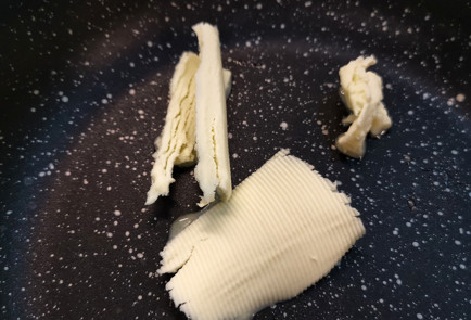 Фото шага рецепта Луковая яичница с соусом песто 151967 шаг 2  