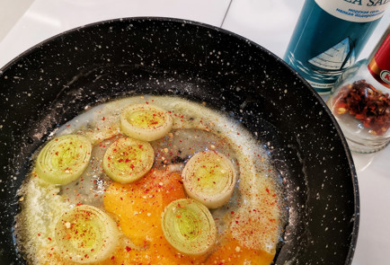 Фото шага рецепта Луковая яичница с соусом песто 151967 шаг 4  