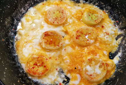 Фото шага рецепта Луковая яичница с соусом песто 151967 шаг 5  