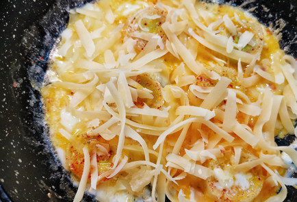 Фото шага рецепта Луковая яичница с соусом песто 151967 шаг 6  