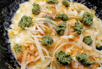 Фото шага рецепта Луковая яичница с соусом песто 151967 шаг 7  