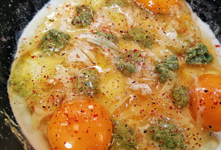 Фото шага рецепта Луковая яичница с соусом песто 151967 шаг 9  