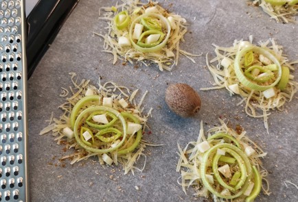 Фото шага рецепта Луковочесночные чипсы из сыра с карри 152492 шаг 10  