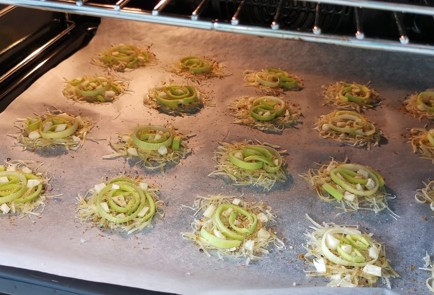 Фото шага рецепта Луковочесночные чипсы из сыра с карри 152492 шаг 11  