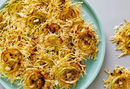 Фото шага рецепта Луковочесночные чипсы из сыра с карри 152492 шаг 12  