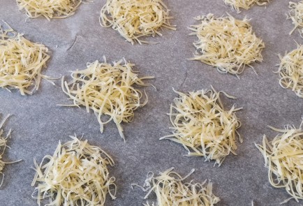 Фото шага рецепта Луковочесночные чипсы из сыра с карри 152492 шаг 2  