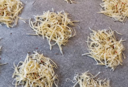 Фото шага рецепта Луковочесночные чипсы из сыра с карри 152492 шаг 3  