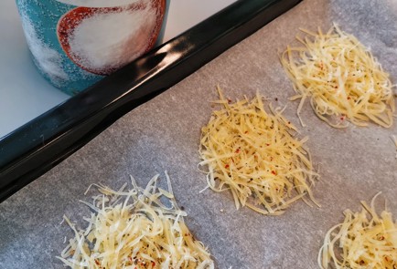 Фото шага рецепта Луковочесночные чипсы из сыра с карри 152492 шаг 4  