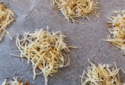 Фото шага рецепта Луковочесночные чипсы из сыра с карри 152492 шаг 5  