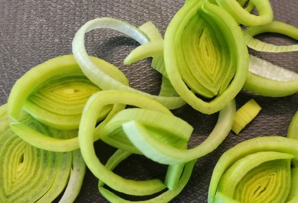 Фото шага рецепта Луковочесночные чипсы из сыра с карри 152492 шаг 7  