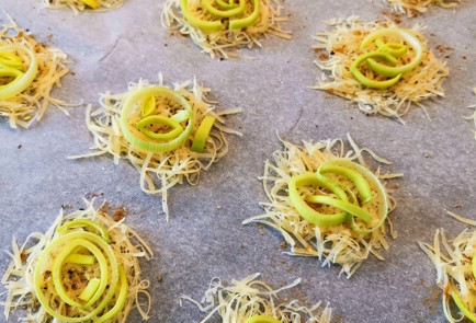 Фото шага рецепта Луковочесночные чипсы из сыра с карри 152492 шаг 8  