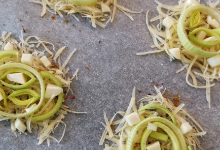 Фото шага рецепта Луковочесночные чипсы из сыра с карри 152492 шаг 9  