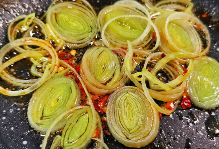 Фото шага рецепта Луковый салат из яиц и авокадо 151970 шаг 2  