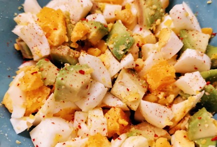 Фото шага рецепта Луковый салат из яиц и авокадо 151970 шаг 4  