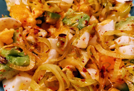 Фото шага рецепта Луковый салат из яиц и авокадо 151970 шаг 5  