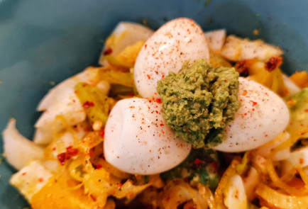 Фото шага рецепта Луковый салат из яиц и авокадо 151970 шаг 6  