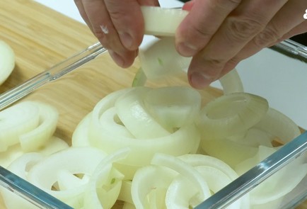 Фото шага рецепта Луковые кольца в пивном кляре 151165 шаг 3  