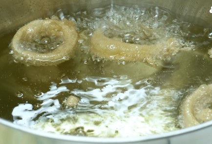 Фото шага рецепта Луковые кольца в пивном кляре 151165 шаг 6  