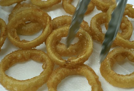Фото шага рецепта Луковые кольца в пивном кляре 151165 шаг 7  