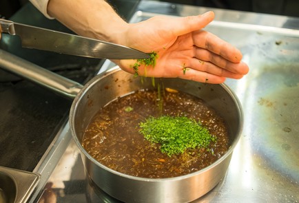 Фото шага рецепта Луковый суп с гренками 138566 шаг 13  