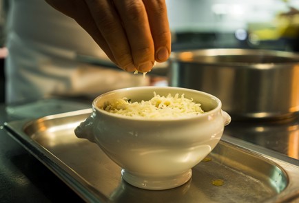 Фото шага рецепта Луковый суп с гренками 138566 шаг 15  