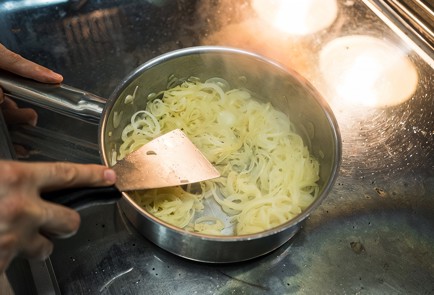 Фото шага рецепта Луковый суп с гренками 138566 шаг 3  