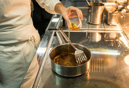 Фото шага рецепта Луковый суп с гренками 138566 шаг 8  