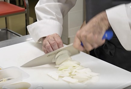 Фото шага рецепта Луковый суп с крутонами 139879 шаг 1  