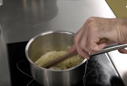 Фото шага рецепта Луковый суп с крутонами 139879 шаг 3  