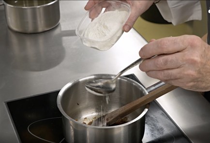 Фото шага рецепта Луковый суп с крутонами 139879 шаг 4  