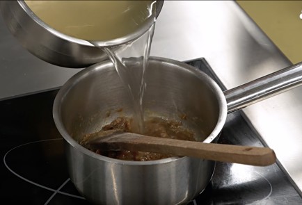 Фото шага рецепта Луковый суп с крутонами 139879 шаг 5  