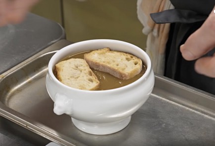 Фото шага рецепта Луковый суп с крутонами 139879 шаг 8  