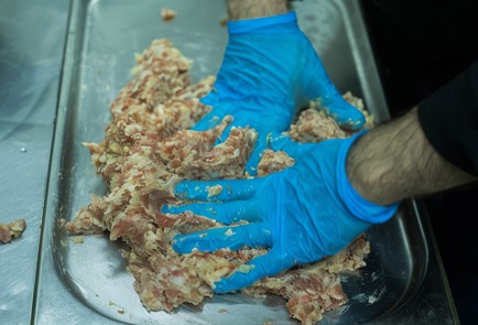 Фото шага рецепта Люлякебаб из баранины с луком 138513 шаг 2