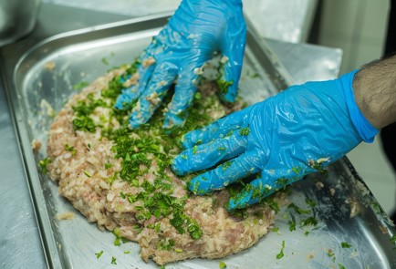 Фото шага рецепта Люлякебаб из баранины с луком 138513 шаг 3