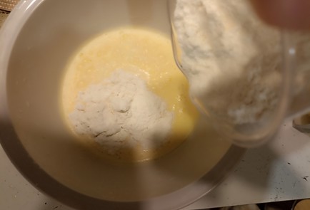 Фото шага рецепта Маффины из переспелых бананов 190928 шаг 9  