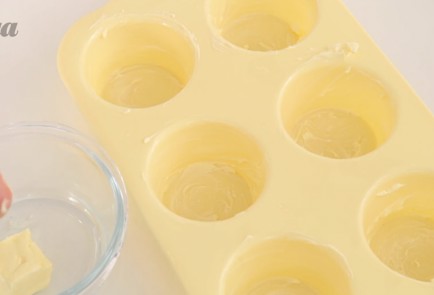 Фото шага рецепта Маффины с голубикой и мускатным орехом 21506 шаг 1  