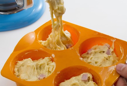 Фото шага рецепта Маффины с ветчиной и сыром 69613 шаг 5  