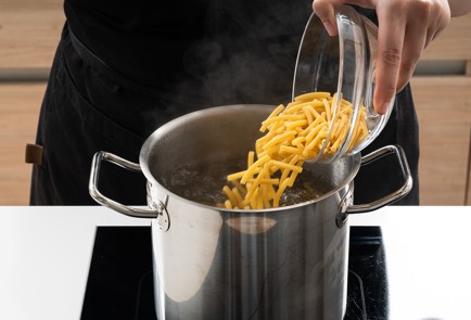 Фото шага рецепта Макароны карри с консервированной скумбрией и шпинатом 138915 шаг 1  