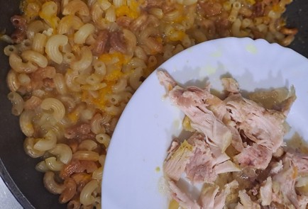 Фото шага рецепта Макароны на сковороде с куриным мясом 189961 шаг 10