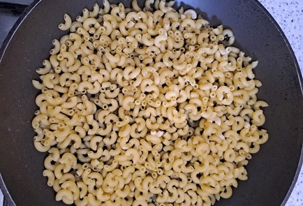 Фото шага рецепта Макароны на сковороде с куриным мясом 189961 шаг 2